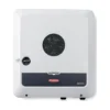 Onduleur hybride Fronius Symo GEN24 Plus, boîtier blanc arrondi, grille de ventilation ronde et logo Fronius