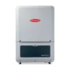 Onduleur hybride Fronius Verto Plus, grand boîtier gris clair vertical avec logo Fronius rouge