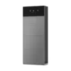 Onduleur hybride Hoymiles HiOne S-G3 en colonne sur trois modules de batterie grise, vue de trois quarts