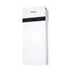 Onduleur hybride SolaX X1-IES monophasé posé sur une colonne de modules de batterie blancs