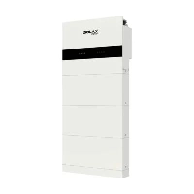 Onduleur hybride SolaX X3-IES triphasé en tête d'une colonne de modules de batterie blancs