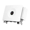 Onduleur SMA Sunny Tripower 125 triphasé, grand boîtier blanc sur pieds avec logo SMA