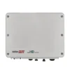 Onduleur SolarEdge Home Wave monophasé, boîtier blanc carré avec logos SolarEdge et HD-Wave