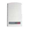 Onduleur SolarEdge Home Wave triphasé, boîtier blanc vertical à rainures avec bandeau gris et logo SolarEdge