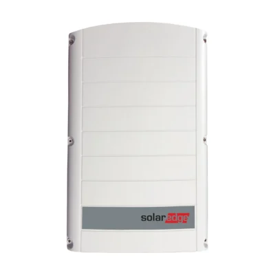 Onduleur SolarEdge Home Wave triphasé, boîtier blanc vertical à rainures avec bandeau gris et logo SolarEdge
