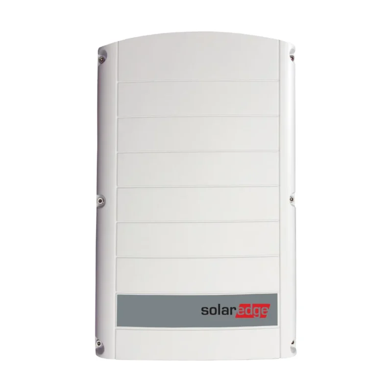 Onduleur SolarEdge Home Wave triphasé, boîtier blanc vertical à rainures avec bandeau gris et logo SolarEdge