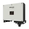 Onduleur SolaX X3-MAX triphasé, boîtier gris clair à flancs noirs avec afficheur et presse-étoupes