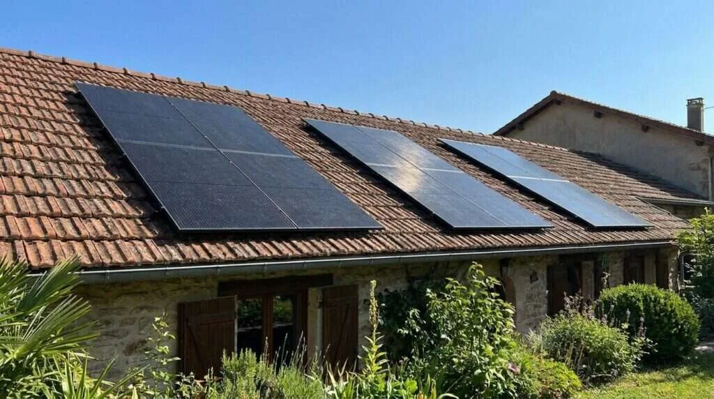 Panneaux full black 470 Wp sur une toiture en tuiles d'une maison lorraine à Nancy en Lorraine