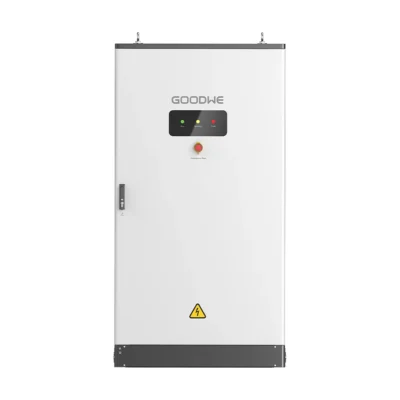 Batterie GoodWe BAT-C 61-112 kWh, armoire extérieure grise et blanche avec écran en façade