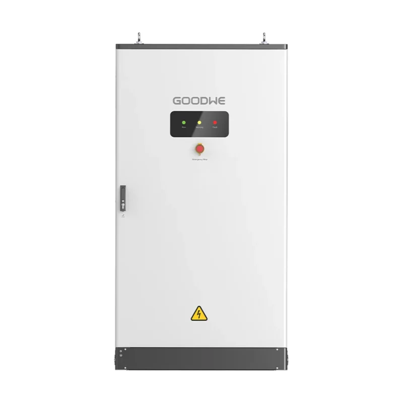 Batterie GoodWe BAT-C 61-112 kWh, armoire extérieure grise et blanche avec écran en façade