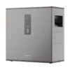 Batterie Hoymiles MS-A2 vue de trois quarts, boîtier gris avec boutons, voyants et logement de prise latéral