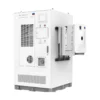 SMA Storage XL Package 30 kW, armoire batterie blanche avec onduleur Sunny Tripower Storage X fixé sur le côté