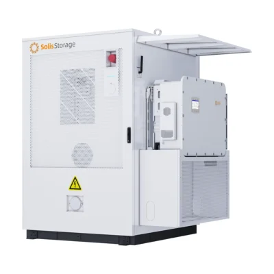 Batterie Solis EverCore : armoire blanche SolisStorage avec onduleur Solis fixé sur le côté et auvent