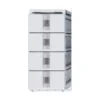 Batterie Solis FlexCore-ID : pile de quatre modules blancs à grilles d'aération sur pieds réglables