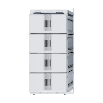 Batterie Solis FlexCore-ID : pile de quatre modules blancs à grilles d'aération sur pieds réglables