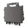 Micro-onduleur APsystems QT2 triphasé gris à quatre entrées, vu de face avec ses connecteurs