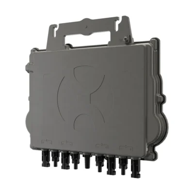 Micro-onduleur APsystems QT2 triphasé gris à quatre entrées, vu de face avec ses connecteurs
