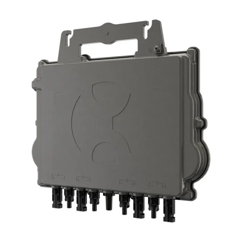 Micro-onduleur APsystems QT2 triphasé gris à quatre entrées, vu de face avec ses connecteurs
