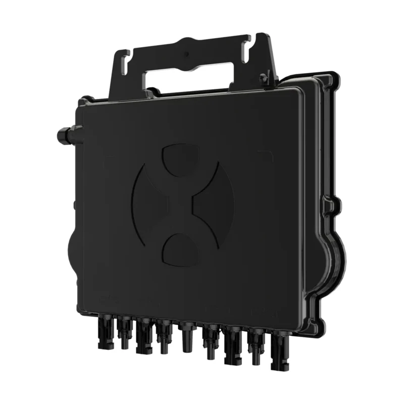 Micro-onduleur APsystems QT2D triphasé noir, vu de trois quarts avec ses huit connecteurs