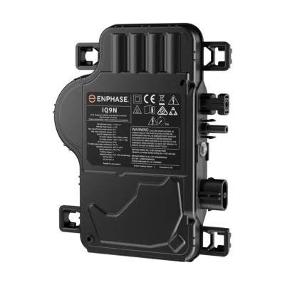 Micro-onduleur Enphase IQ9N noir avec étiquette IQ9N et connecteurs MC4 intégrés