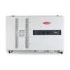 Onduleur Fronius Tauro 50-3-P triphasé, boîtier gris clair à grilles d'aération et bandeau noir à trois sectionneurs