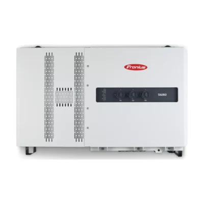 Onduleur Fronius Tauro 50-3-P triphasé, boîtier gris clair à grilles d'aération et bandeau noir à trois sectionneurs
