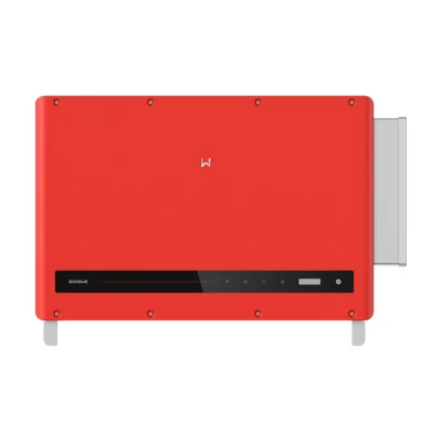 Onduleur GoodWe HT 100 kW triphasé, boîtier rouge et blanc avec écran et sectionneurs