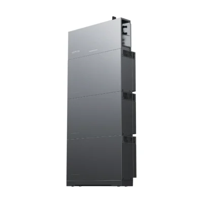Onduleur hybride EcoFlow OCEAN 2 monophasé posé sur une pile de batteries OCEAN 2, boîtiers gris empilés