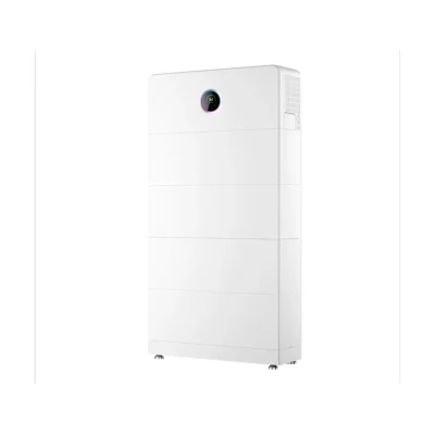 Onduleur hybride GoodWe ESA triphasé, module de puissance blanc posé sur une colonne de batteries