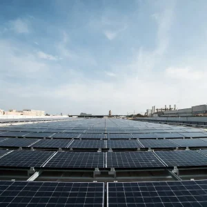 installation solaire industrielle Installation solaire industrielle sur bâtiment d'entreprise