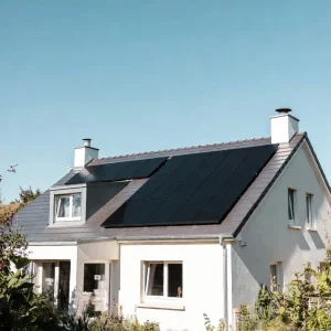 installation solaire résidentielle Installation solaire résidentielle sur toit de maison